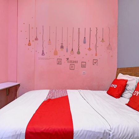 Oyo Life 92877 Hotel Rainbow 7296 Semarang Exterior photo