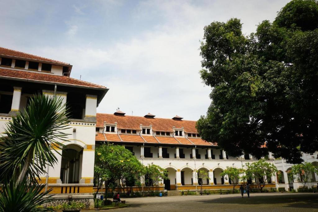 Oyo Life 92877 Hotel Rainbow 7296 Semarang Exterior photo