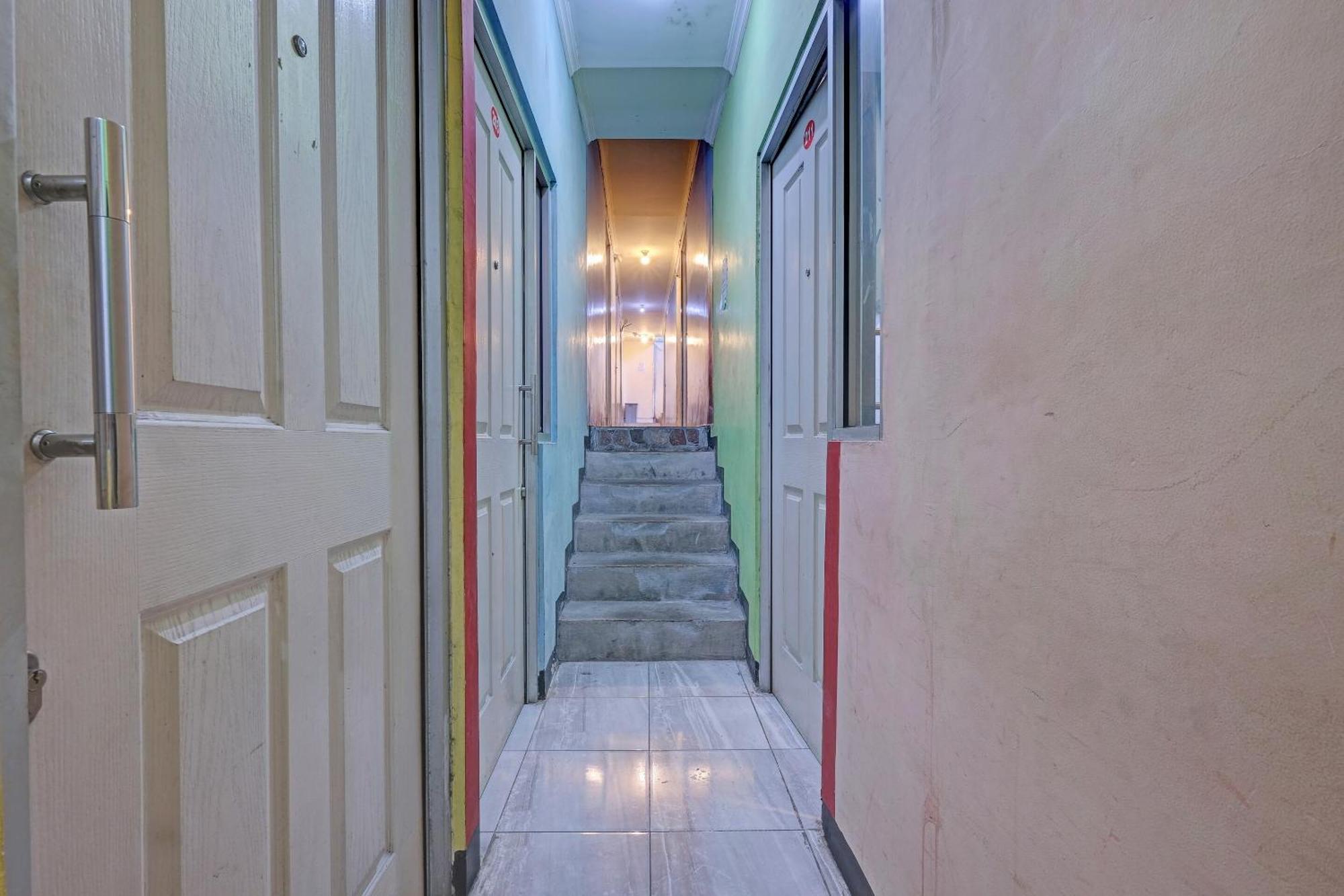 Oyo Life 92877 Hotel Rainbow 7296 Semarang Exterior photo