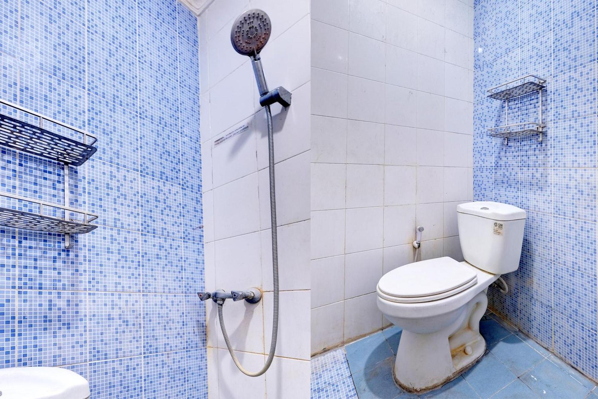 Oyo Life 92877 Hotel Rainbow 7296 Semarang Exterior photo